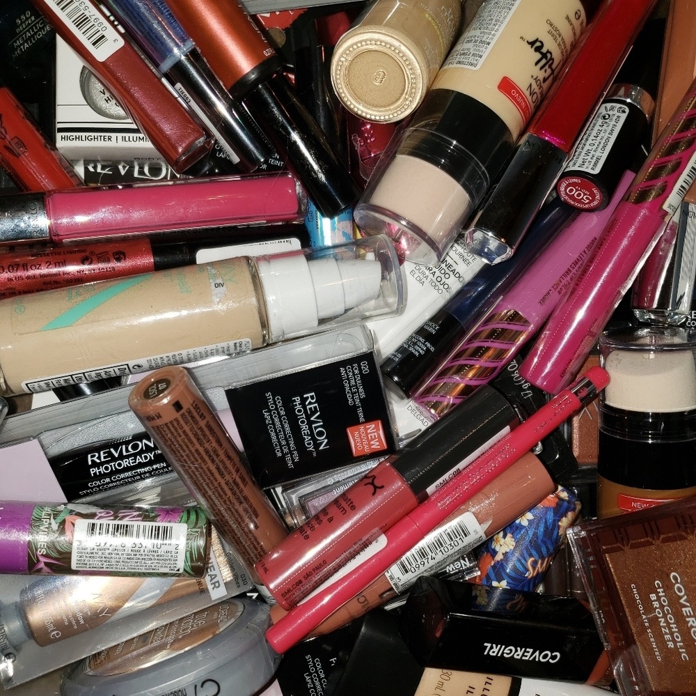 Wholesale drug store 10 piece makeup lot